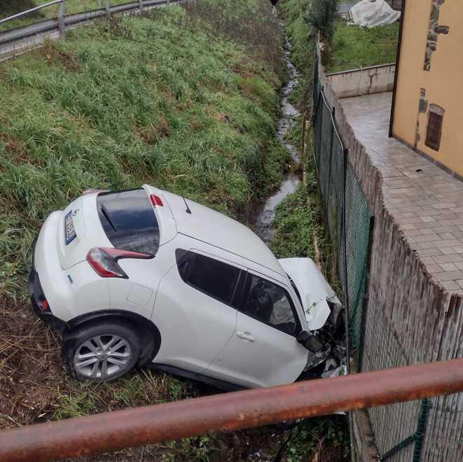 L’auto ha sbandato e oltrepassato il guard rail finendo in un fossato