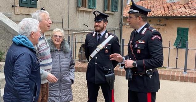 
	Tre persone a colloqui con due carabinieri

