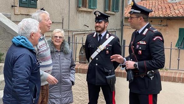 Tre persone a colloqui con due carabinieri