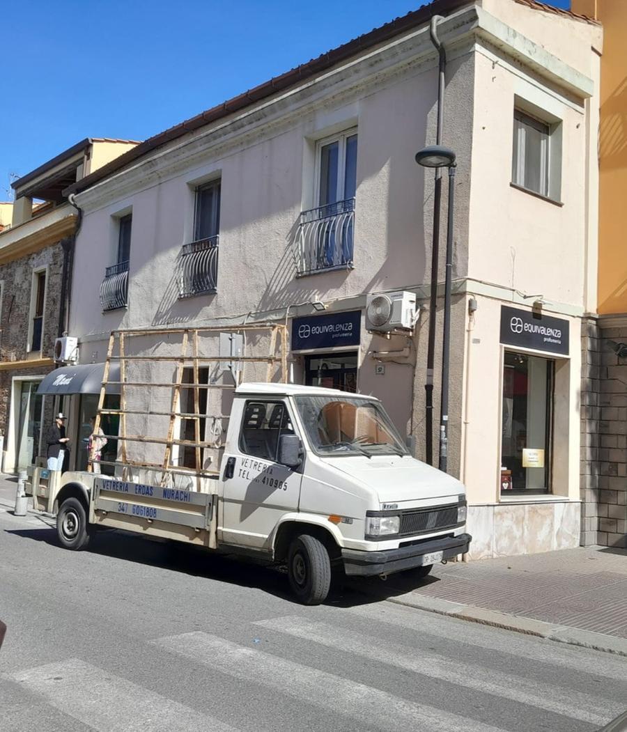 
	La profumeria Equivalenze in via Tirso, dov'&egrave; stato messo a segno il furto

