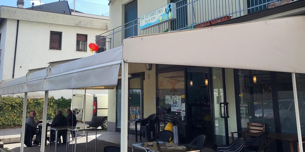 I ladri tentano l’assalto al bar ma ricevono bottigliate in testa