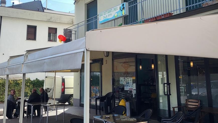 I ladri tentano l’assalto al bar ma ricevono bottigliate in testa