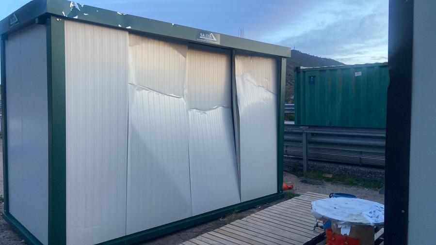 Budoni, container sollevato dal vento finisce su un altro dove si trovava un operaio