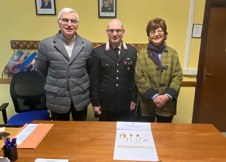 I coniugi orafi con il comandante e i gioielli recuperati