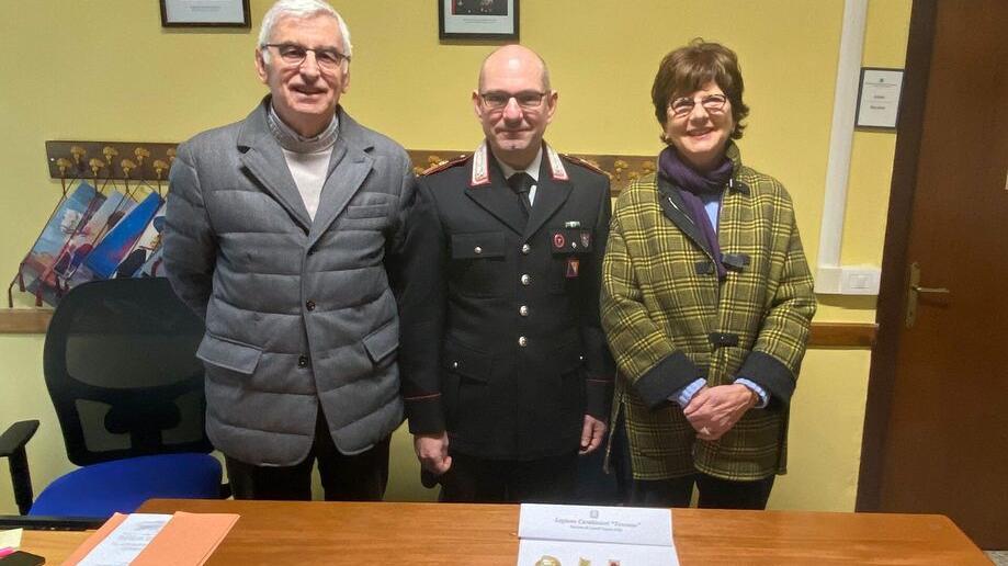 I coniugi orafi con il comandante e i gioielli recuperati