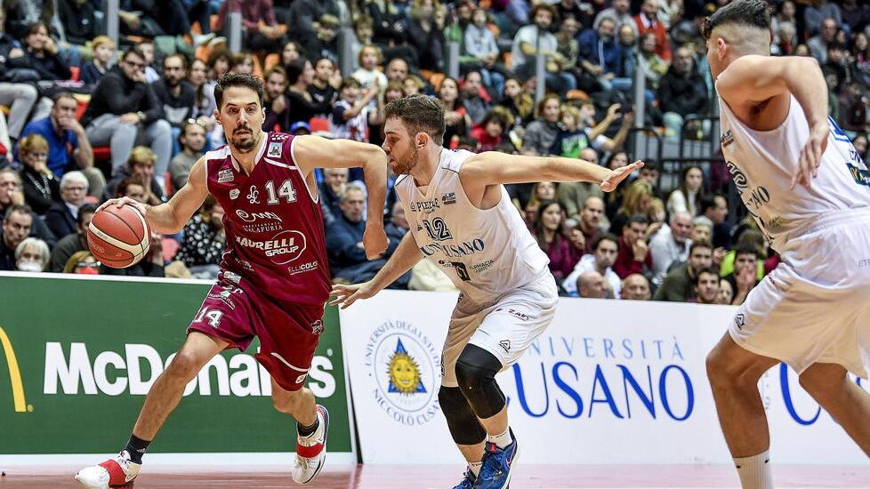 Il derby di andata (61-59 per la Pielle) con un duello tra Saccaggi e Graziani
