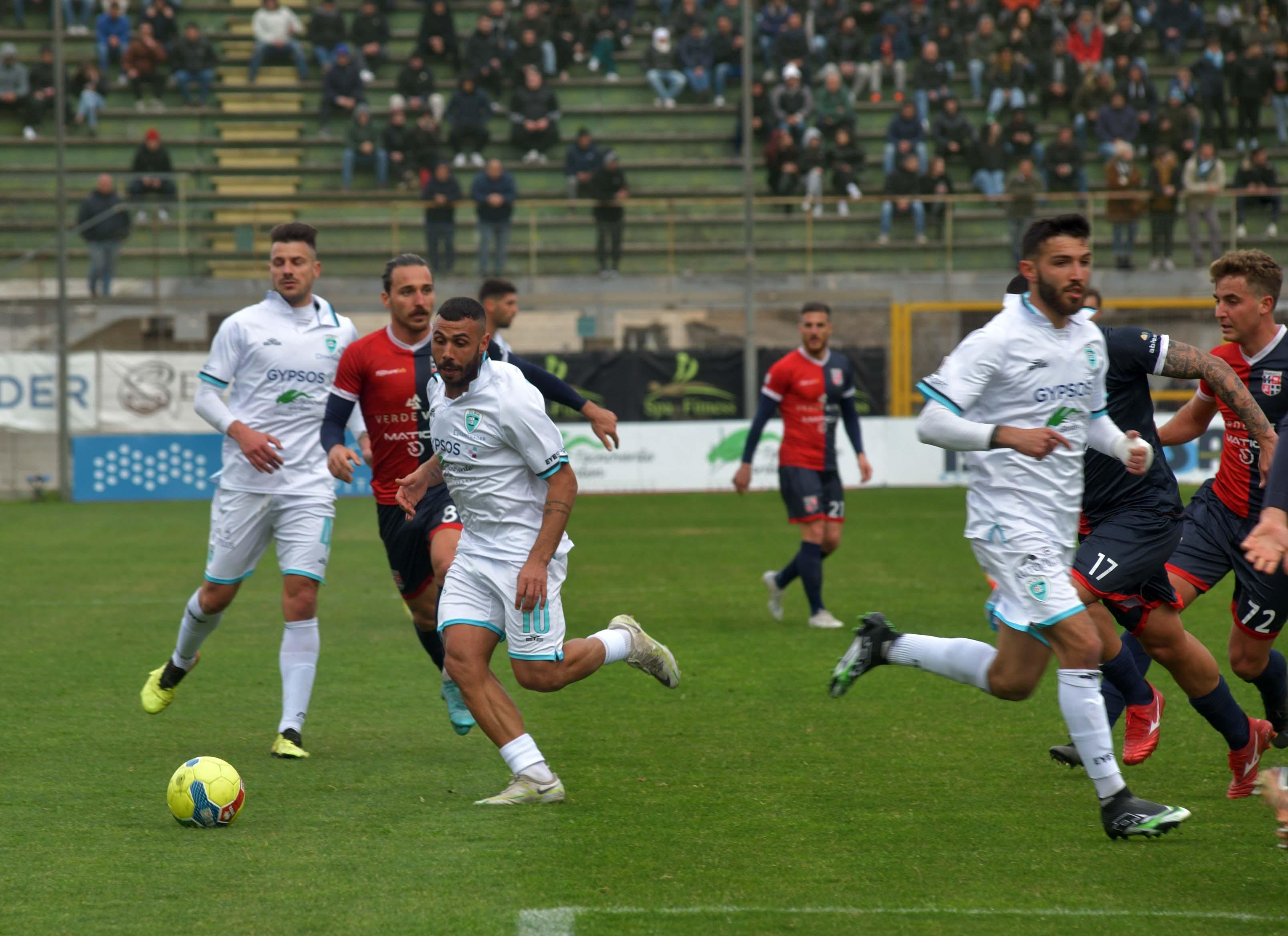 Un'immaginedel recente derby fra Olbia e Torres (foto vanna sanna)