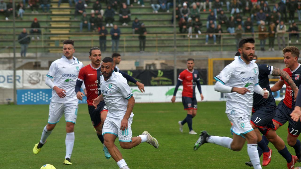 Un'immaginedel recente derby fra Olbia e Torres (foto vanna sanna)