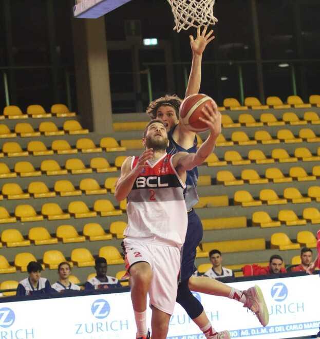 Un tentativo di andare a canestro del Bc Lucca osteggiato da un avversario (foto Facebook Basketball club Lucca)