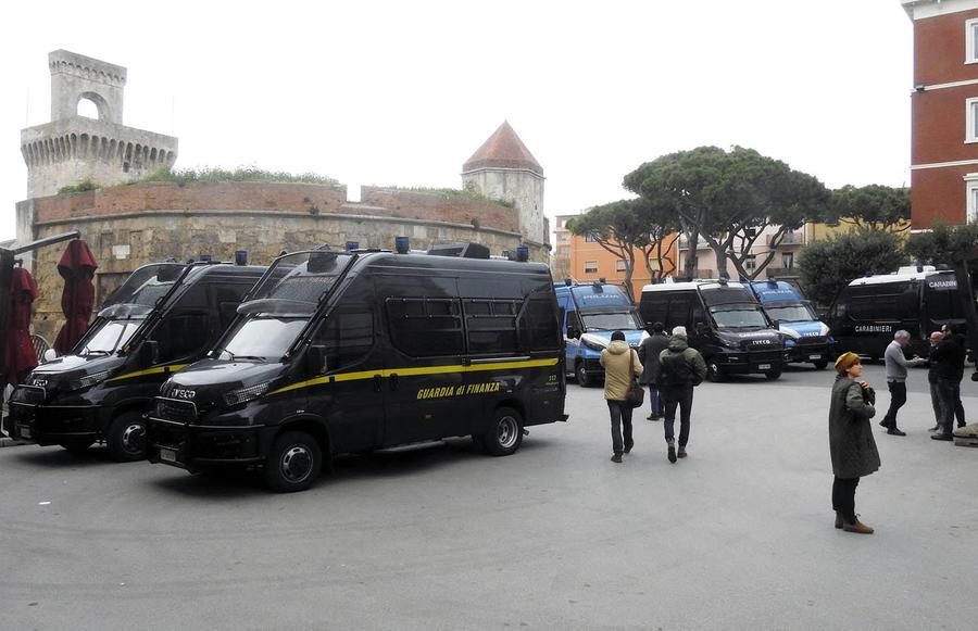 
	Le camionette parcheggiate in piazza Verdi (foto Paolo Barlettani)

