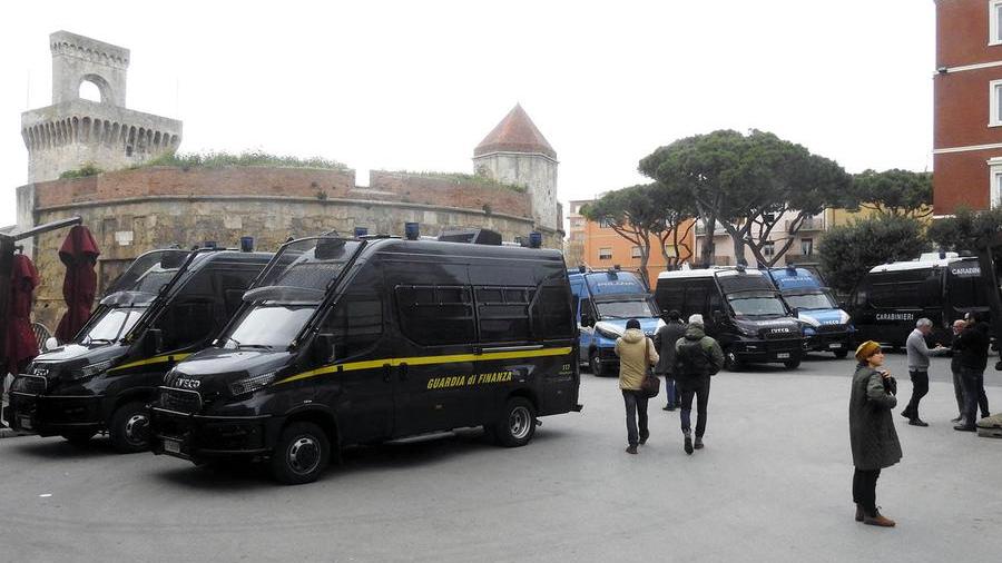 Le camionette parcheggiate in piazza Verdi (foto Paolo Barlettani)
