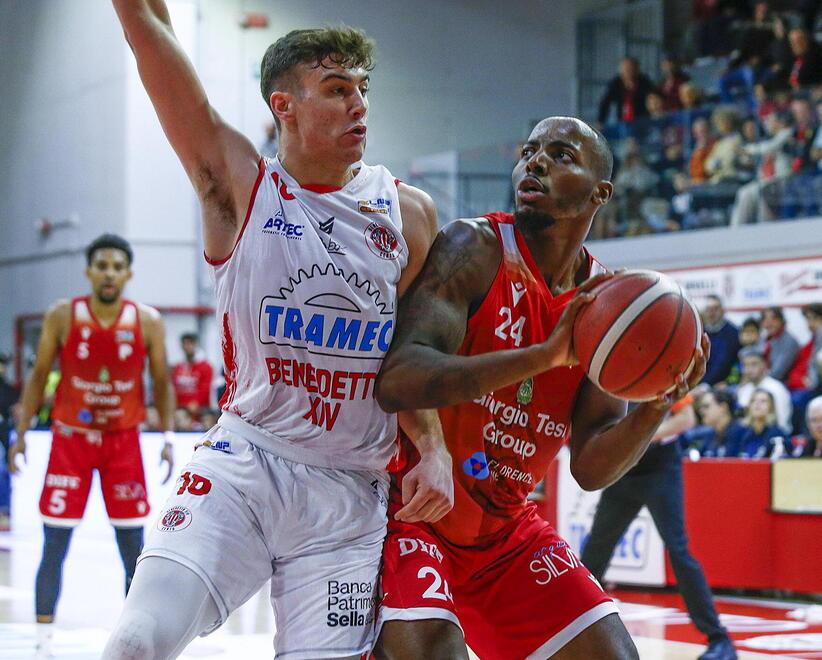 L’ala della Tesi Carl Wheatle in azione contro Cento, unica squadra del girone rosso alle F4 di Coppa