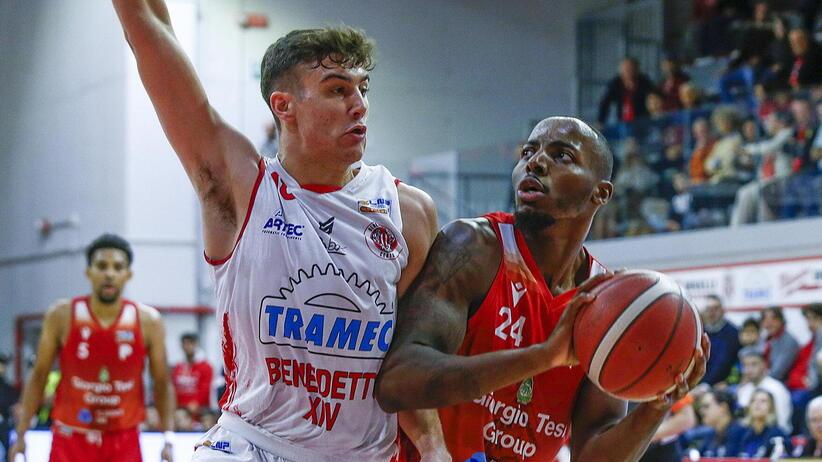 L’ala della Tesi Carl Wheatle in azione contro Cento, unica squadra del girone rosso alle F4 di Coppa