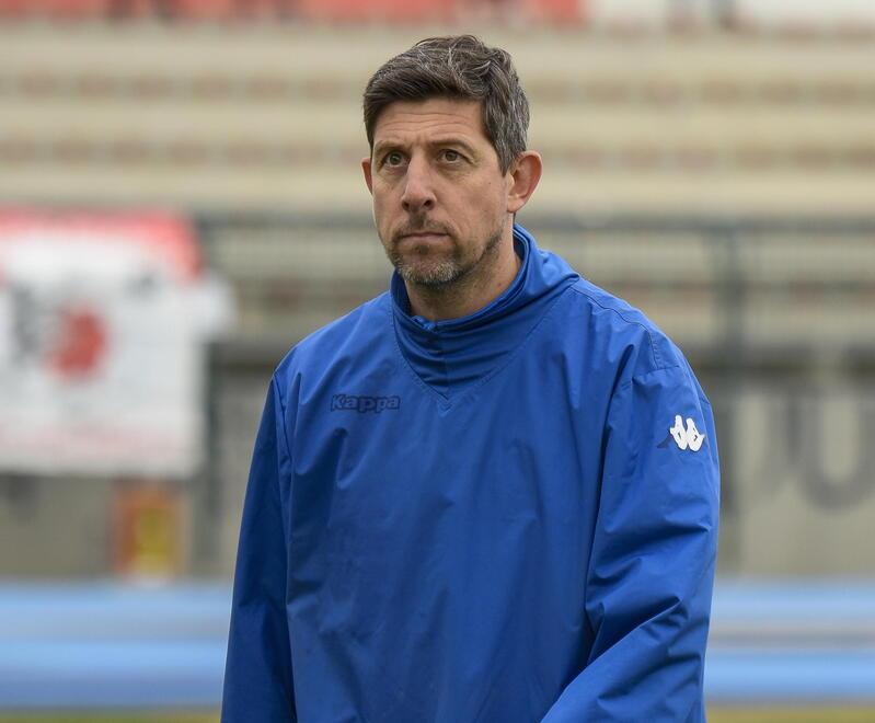 L’allenatore del Grosseto Roberto Cretaz durante la partita contro il Livorno, terminata 1-1 e con un finale acceso, oggi i suoi ragazzi giocheranno contro l’Ostiamare sul neutro di Montalto di Castro (foto Agenzia Bf)