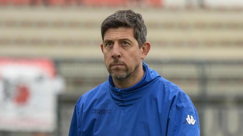 L’allenatore del Grosseto Roberto Cretaz durante la partita contro il Livorno, terminata 1-1 e con un finale acceso, oggi i suoi ragazzi giocheranno contro l’Ostiamare sul neutro di Montalto di Castro (foto Agenzia Bf)