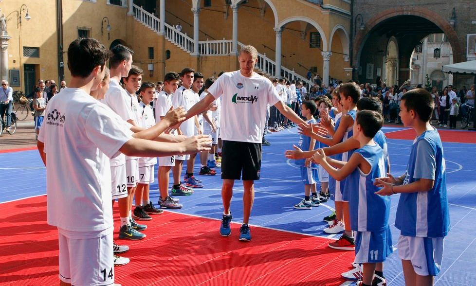 Giovani, sorrisi e prima squadra nella bella festa della Vis 