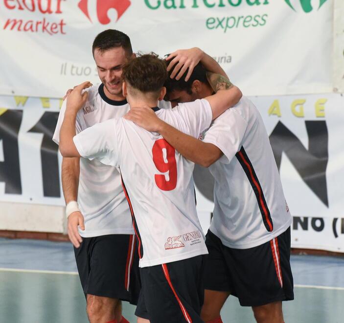 I giocatori biancorossi festeggiano dopo una rete oggi alle 18 saranno al PalaSavena contro Bologna Una sfida chiave per la classifica (foto Agenzia Bf)