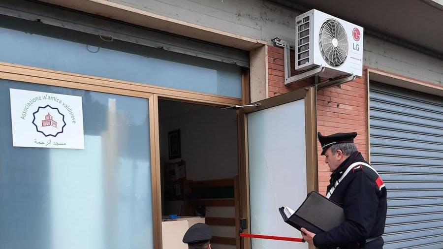 Petardo contro la sede dell’associazione islamica, infranta la vetrata