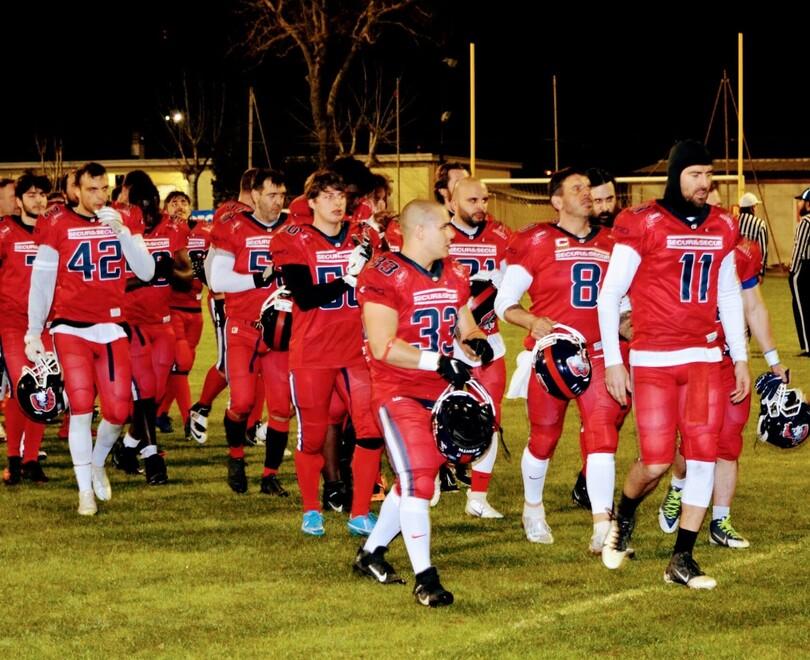 La formazione dei Trappers Cecina al momento di scendere in campo a Ravenna contro i Roosters: un esordio da incorniciare per la squadra cecinese