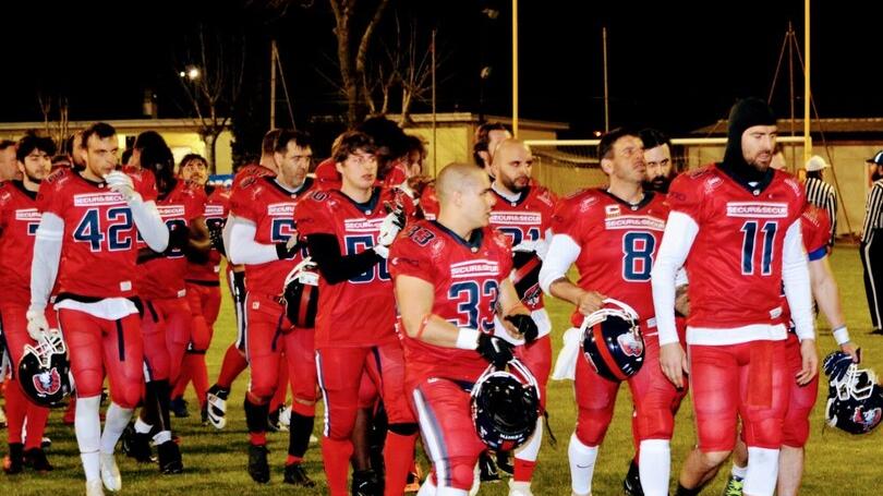 La formazione dei Trappers Cecina al momento di scendere in campo a Ravenna contro i Roosters: un esordio da incorniciare per la squadra cecinese