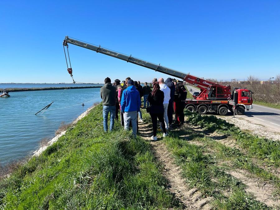 Morto dentro l’auto nel canale il giovane scomparso a Comacchio
