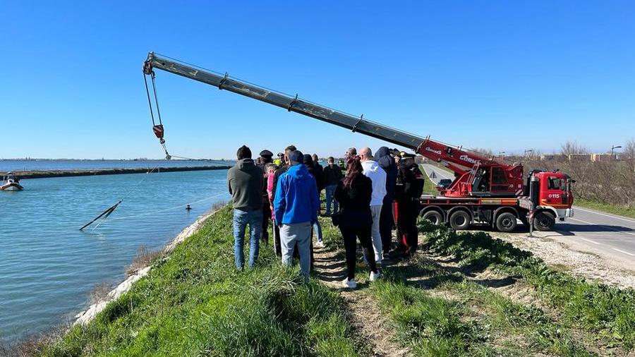 Morto dentro l’auto nel canale il giovane scomparso a Comacchio