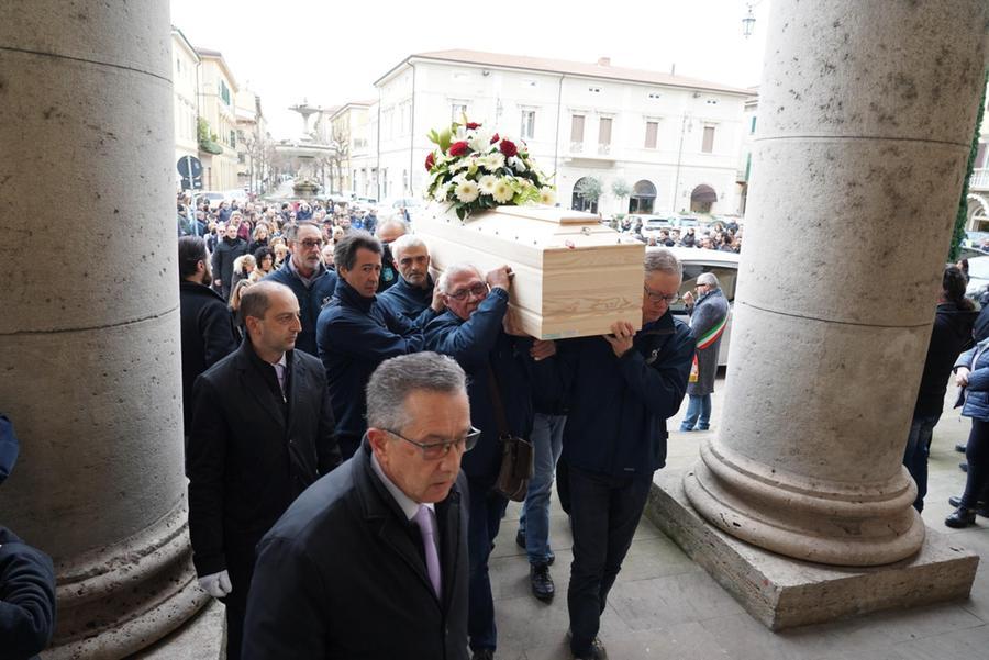 
	La bara entra nella chiesa del Duomo per l'ultimo saluto ad Andrea Lanini (Foto di Franco Silvi)

