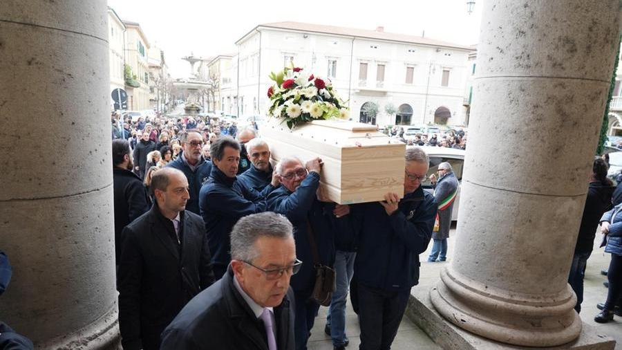 La bara entra nella chiesa del Duomo per l'ultimo saluto ad Andrea Lanini (Foto di Franco Silvi)