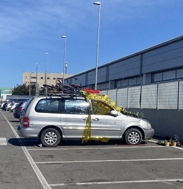 Vive in auto in un parcheggio a Predda Niedda e terrorizza esercenti e passanti 