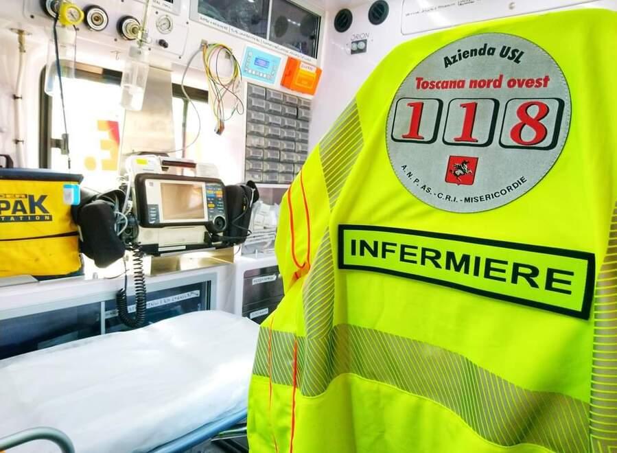 La divisa di un infermiere dell'Asl Toscana nord ovest