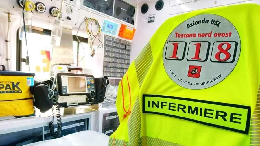 La divisa di un infermiere dell'Asl Toscana nord ovest