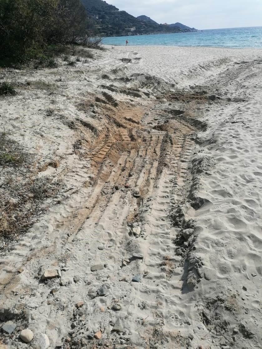
	Le impronte dei camion sulla bella spiaggia di Genn'e Mari a&nbsp;Torre delle Stelle

