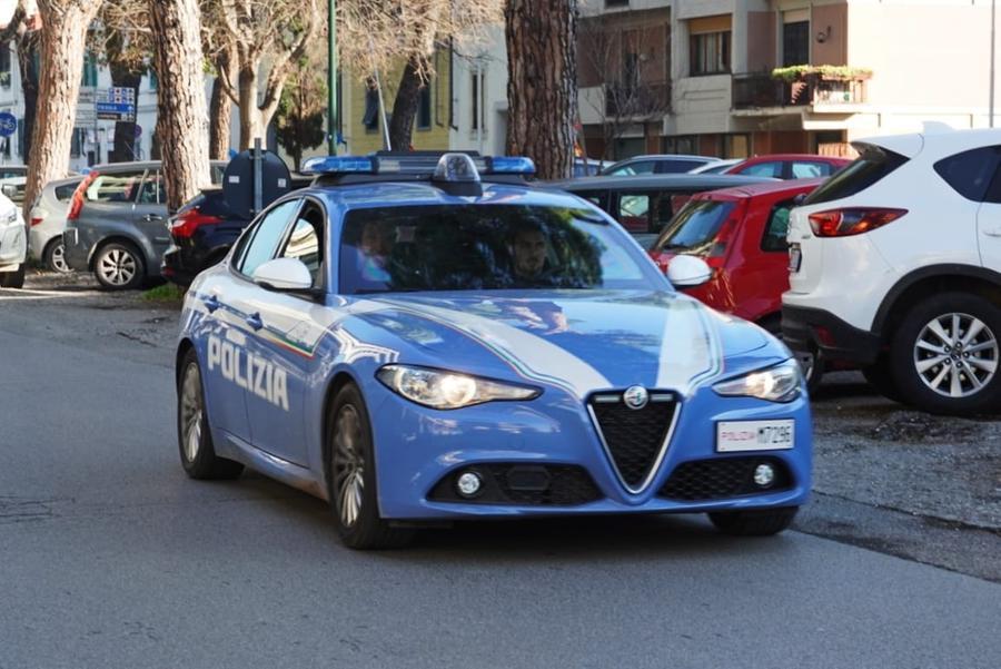 Alla guida senza patente finge un guasto all’auto per evitare un controllo,  scatta la mula da 5.000 euro