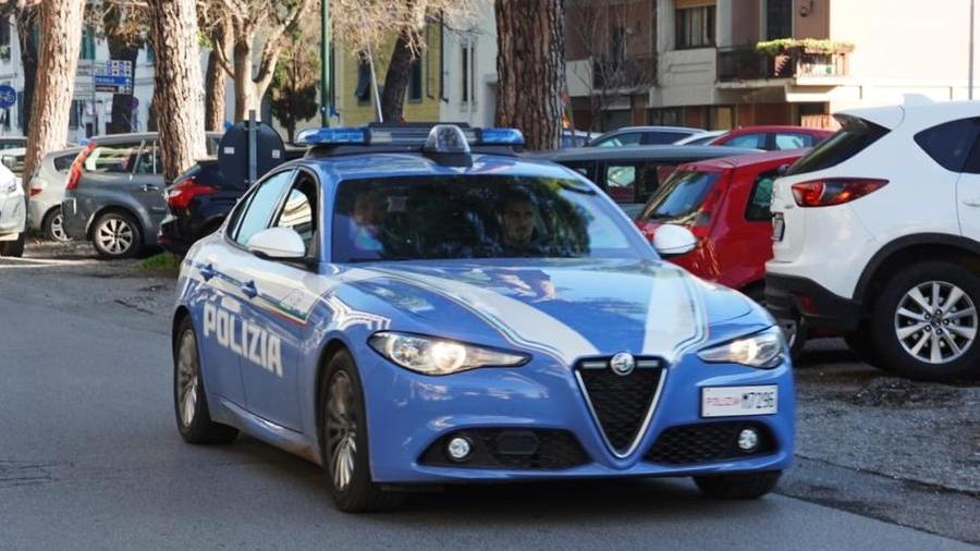 Alla guida senza patente finge un guasto all’auto per evitare un controllo, scatta la mula da 5.000 euro