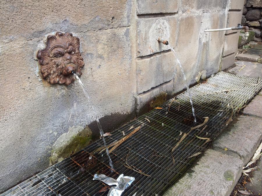 
	Dopo il divieto per l'acqua del rubinetto ora non &egrave; potabile l'acqua delle fonti

