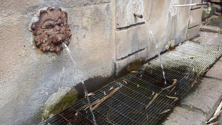 Dopo il divieto per l'acqua del rubinetto ora non è potabile l'acqua delle fonti