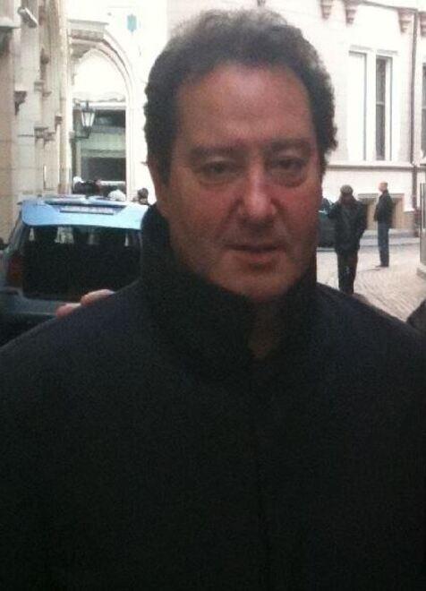 Muore sotto gli occhi del figlio mentre sta passeggiando a Londra