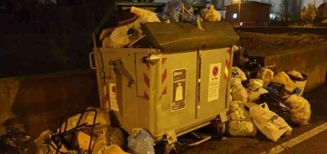 Rifiuti, prime multe e proteste a Modena. Cassonetto pieno, lascia sacchetto a terra: 121 euro di multa
