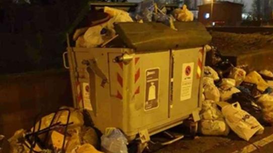Rifiuti, prime multe e proteste a Modena. Cassonetto pieno, lascia sacchetto a terra: 121 euro di multa