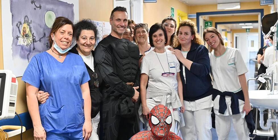 Musica e... supereroi. Da Sassuolo "Batman Nek" va al Gaslini di Genova per incanta i bimbi