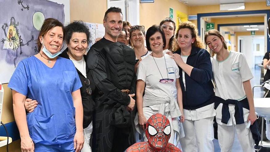 Musica e... supereroi. Da Sassuolo "Batman Nek" va al Gaslini di Genova per incanta i bimbi