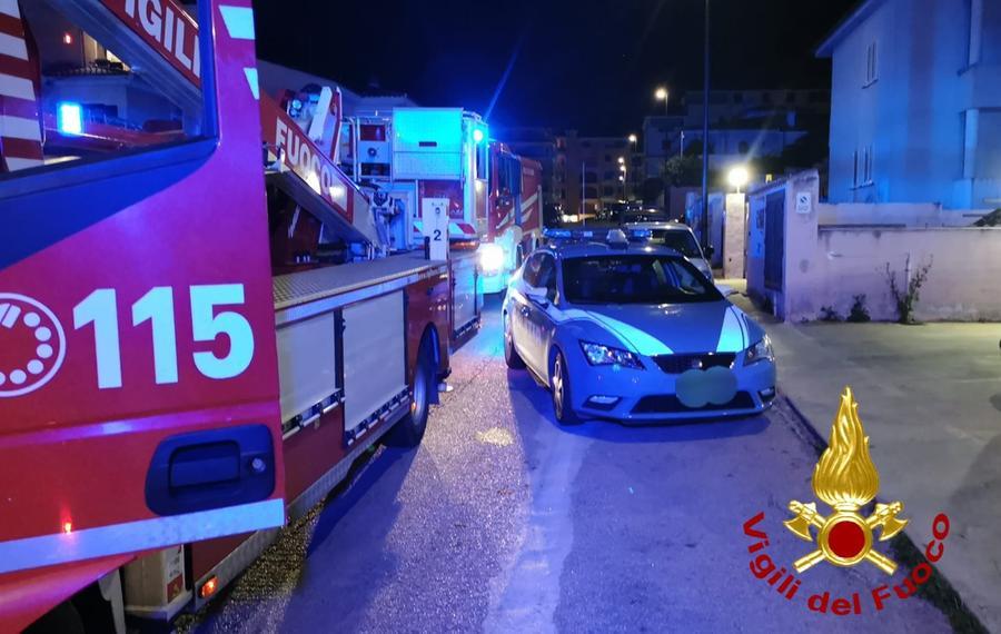 Paura nella notte a Olbia, in fiamme la veranda al terzo piano di una palazzina