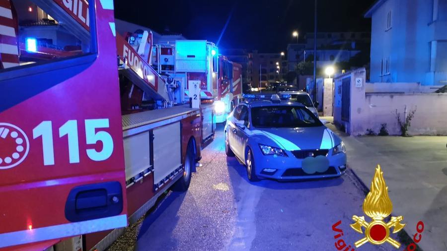 Paura nella notte a Olbia, in fiamme la veranda al terzo piano di una palazzina