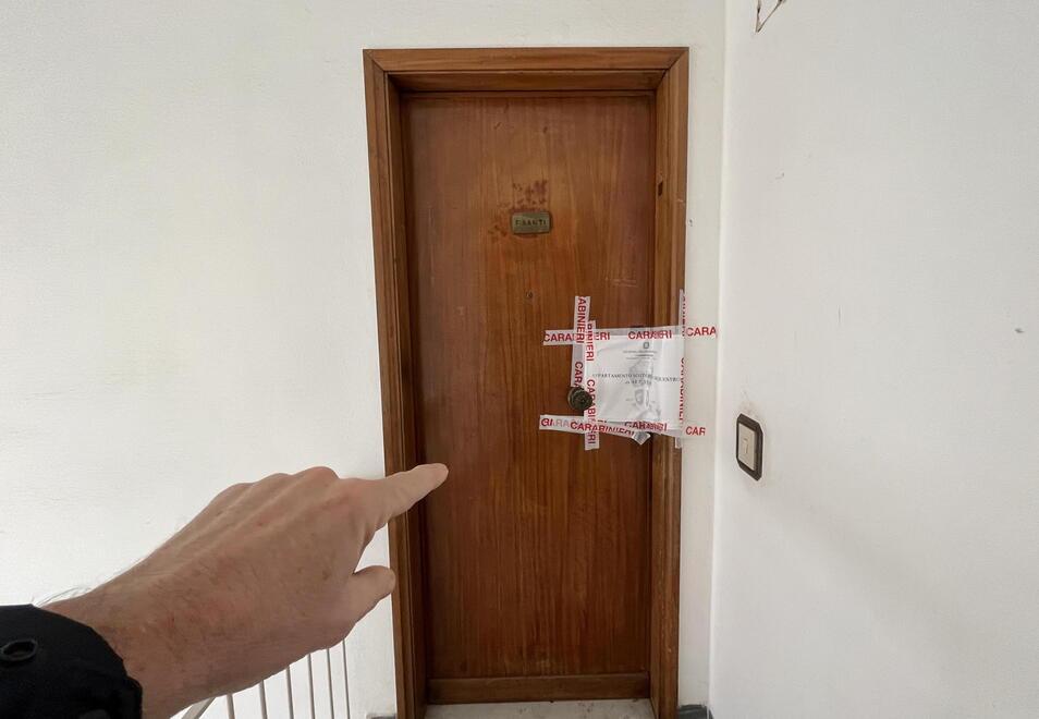 La porta della casa popolare di via Paganini sequestrata dai carabinieri dopo l’omicidio del 57enne livornese Fabrizio Banti da parte del figlio Leonardo Banti (foto Daniele Stefanini / Agenzia Franco Silvi)