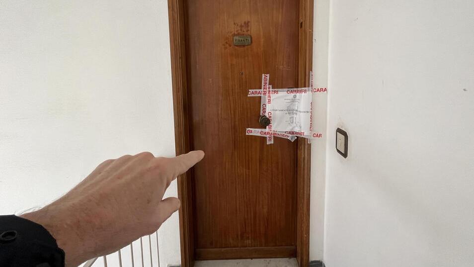 La porta della casa popolare di via Paganini sequestrata dai carabinieri dopo l’omicidio del 57enne livornese Fabrizio Banti da parte del figlio Leonardo Banti (foto Daniele Stefanini / Agenzia Franco Silvi)