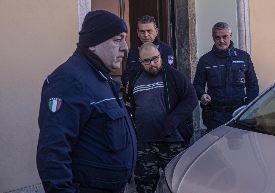 Leonardo Banti scortato al carcere delle Sughere dalla polizia penitenziaria dopo l’udienza di convalida dell’arresto che si è tenuta in tribunale (foto Daniele Stefanini/Silvi)