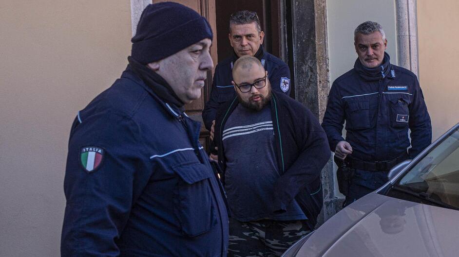 Leonardo Banti scortato al carcere delle Sughere dalla polizia penitenziaria dopo l’udienza di convalida dell’arresto che si è tenuta in tribunale (foto Daniele Stefanini/Silvi)