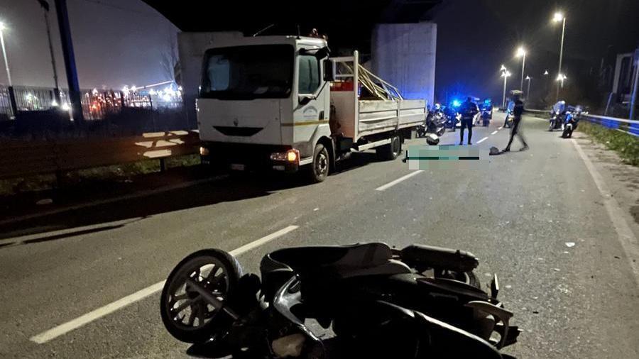 Livorno, muore a 74 anni in scooter contro un furgone in panne: chi era la vittima e le ipotesi dello schianto