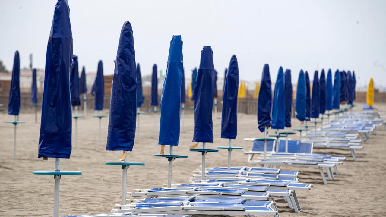 Nell’isola quasi 600 stabilimenti balneari, situazione “fumosa” in Costa Smeralda