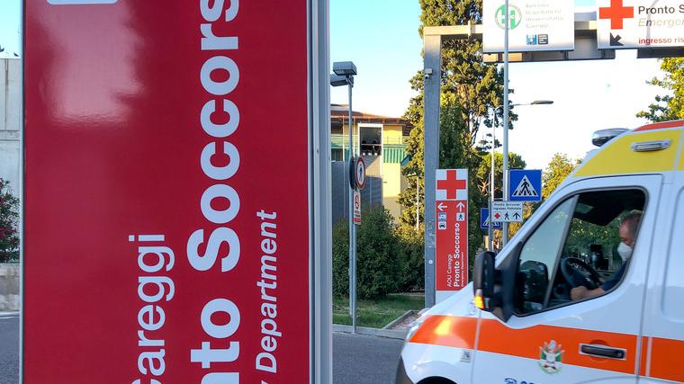 Careggi, medici scortati per aver negato la fecondazione assistita: «Ci aspettano all’ingresso e ci minacciano di morte»